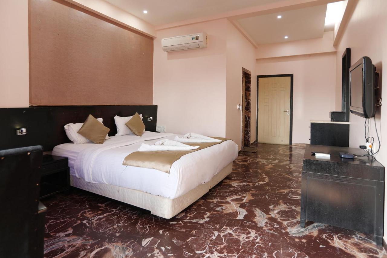 Hotel Aristro Лонавала Экстерьер фото