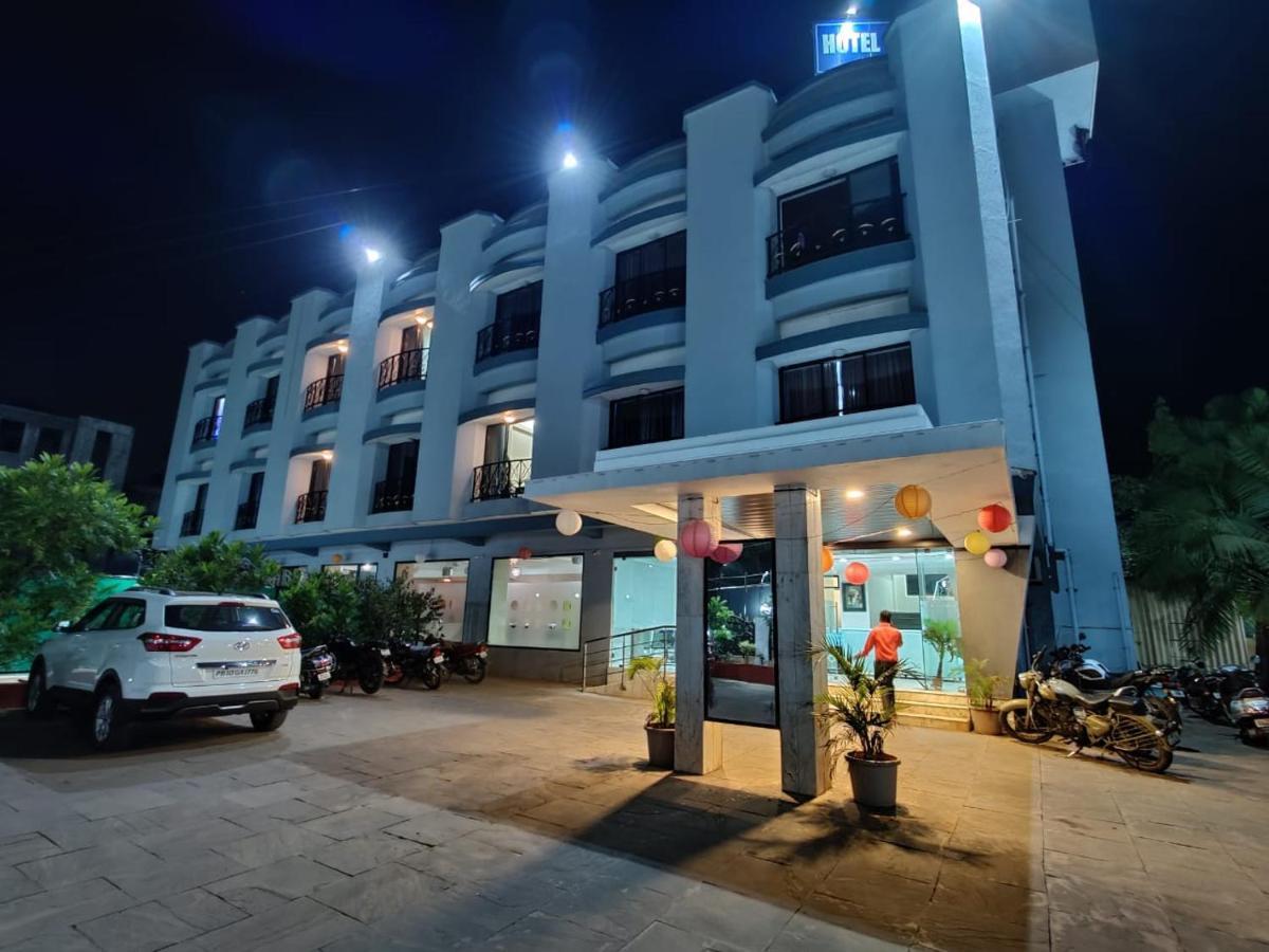 Hotel Aristro Лонавала Экстерьер фото