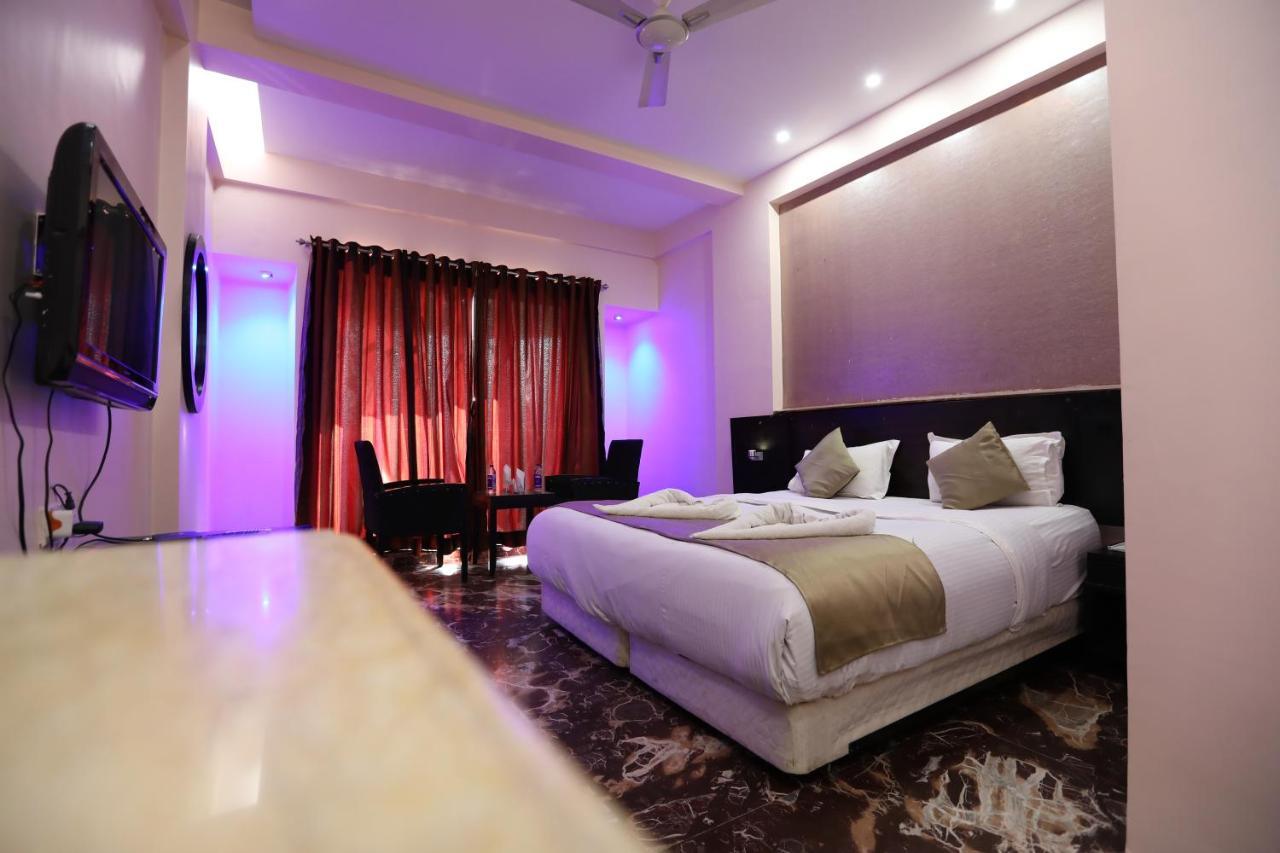 Hotel Aristro Лонавала Экстерьер фото