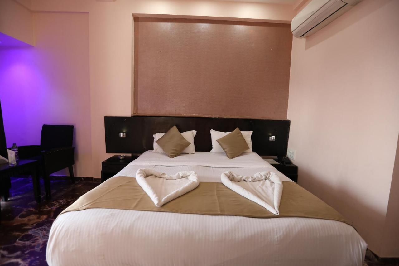 Hotel Aristro Лонавала Экстерьер фото