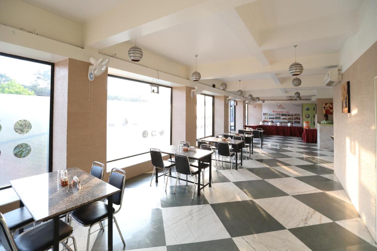 Hotel Aristro Лонавала Экстерьер фото