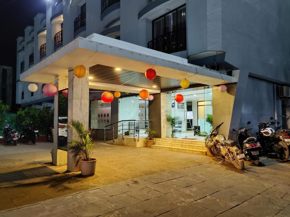 Hotel Aristro Лонавала Экстерьер фото