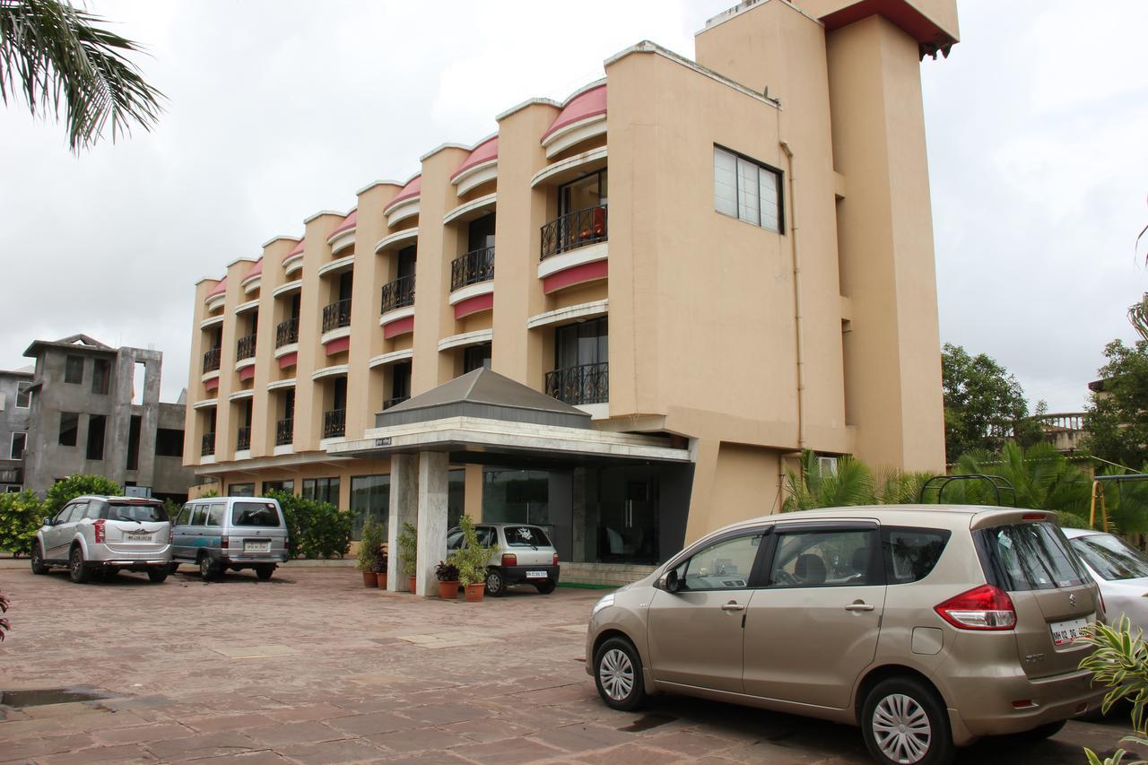 Hotel Aristro Лонавала Экстерьер фото