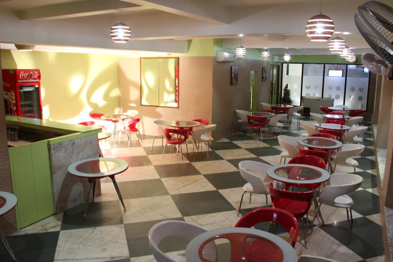 Hotel Aristro Лонавала Экстерьер фото