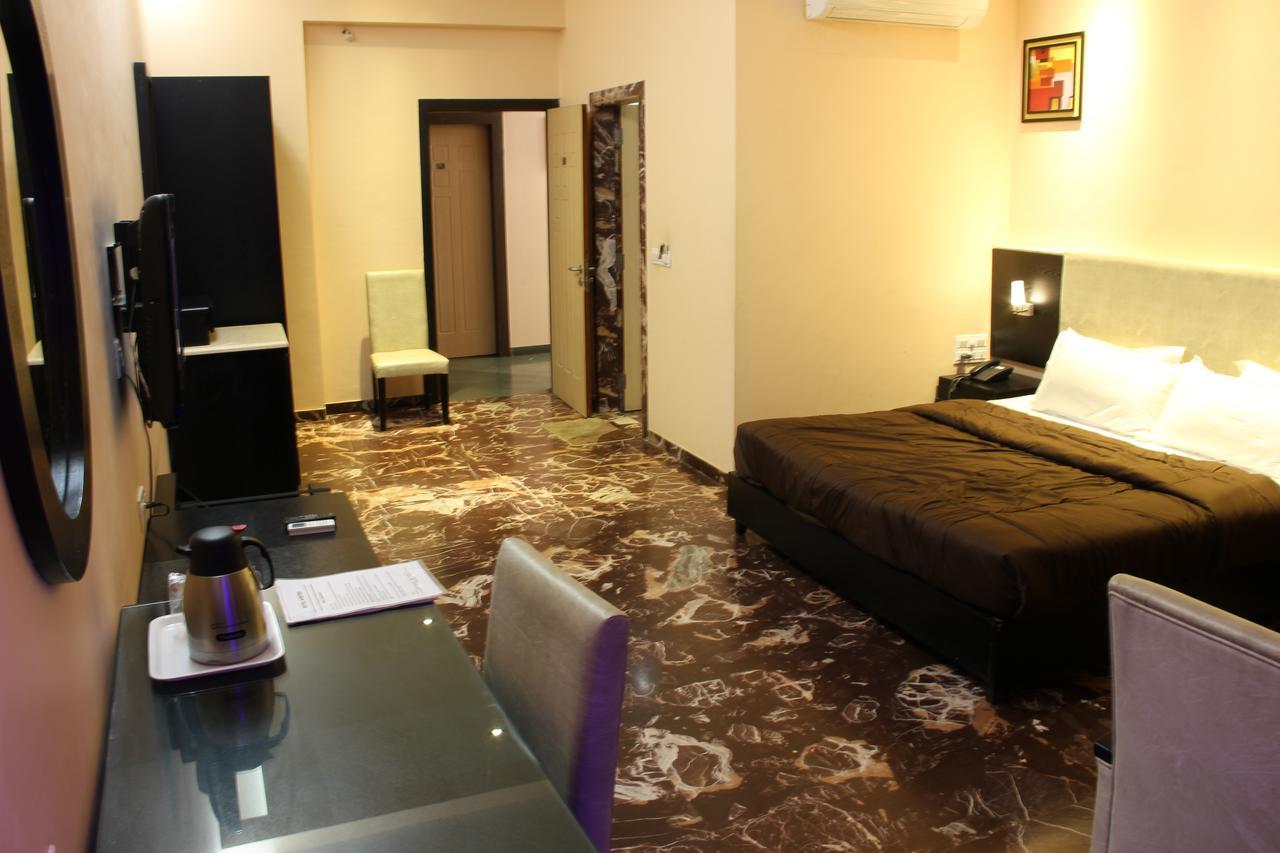 Hotel Aristro Лонавала Экстерьер фото