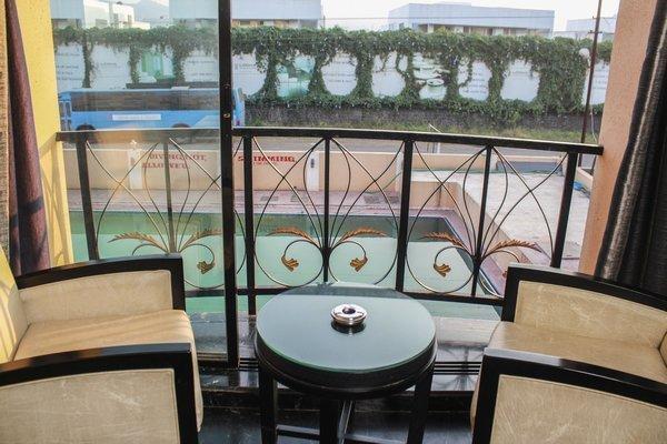 Hotel Aristro Лонавала Экстерьер фото