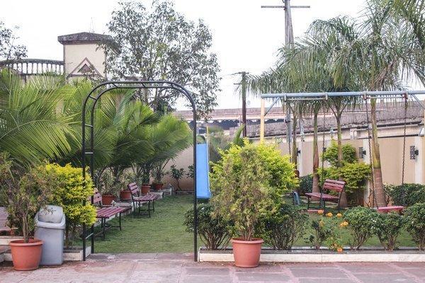 Hotel Aristro Лонавала Экстерьер фото