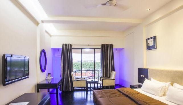 Hotel Aristro Лонавала Экстерьер фото