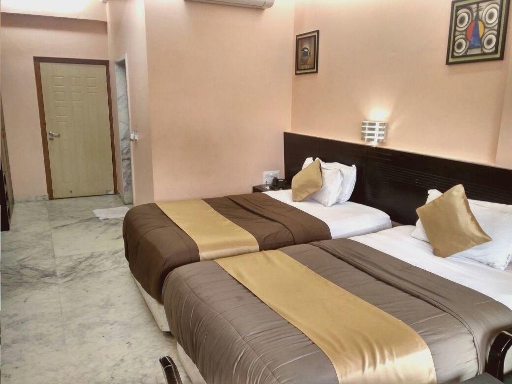 Hotel Aristro Лонавала Экстерьер фото