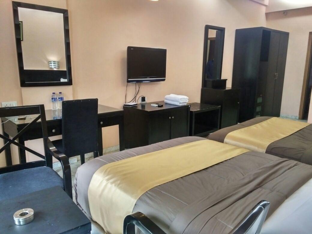 Hotel Aristro Лонавала Экстерьер фото