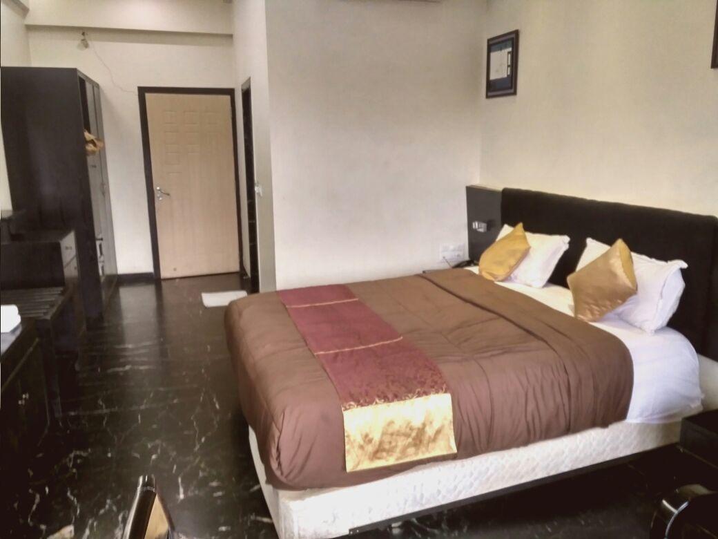 Hotel Aristro Лонавала Экстерьер фото